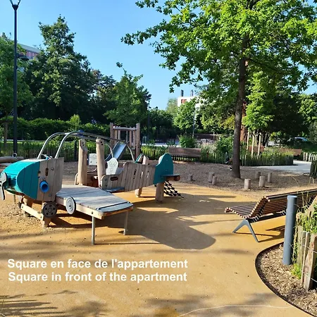 Familiale Face Au Square Arbore