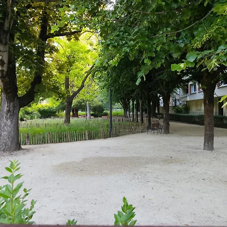 Familiale Face Au Square Arbore *